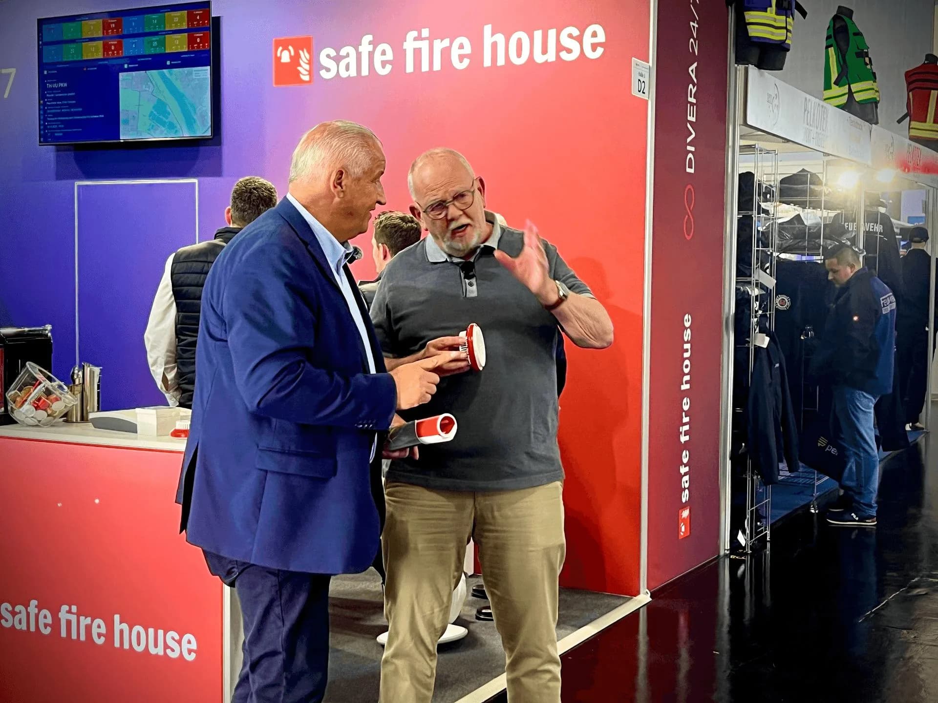 Befragung zu Bränden von Einsatzfahrzeugen und Maßnahmen in NRW